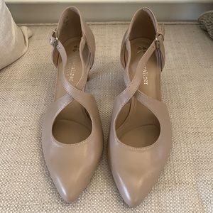 NWT Ladies Naturalizer Size 7M Taupe Colored Shoes with 2 1/2 inch heel.